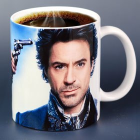 Прикольные кружки: чашка про Шерлока (дауни мл) с пистолетом