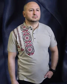 Поло з червоним орнаментом